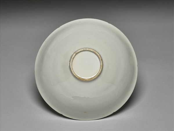 白釉錐拱龍紋葵口碗