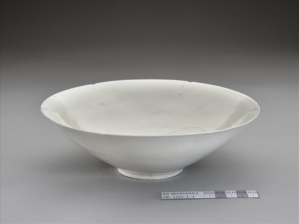 白釉錐拱番蓮八寶紋葵口碗