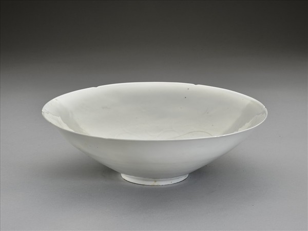 白釉錐拱番蓮八寶紋葵口碗