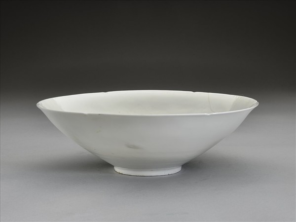 白釉錐拱番蓮八寶紋葵口碗