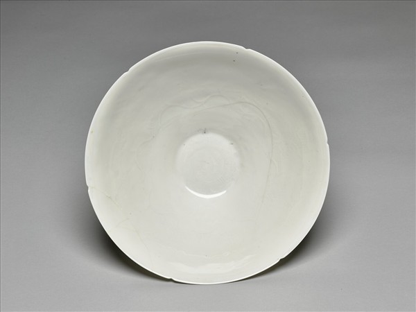 白釉錐拱番蓮八寶紋葵口碗