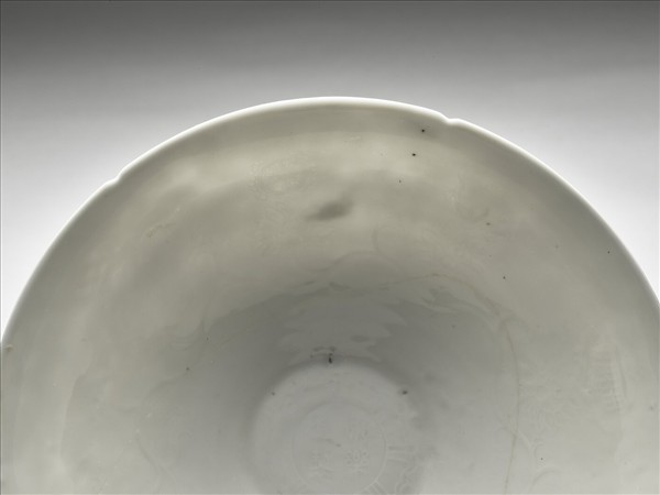 白釉錐拱番蓮八寶紋葵口碗