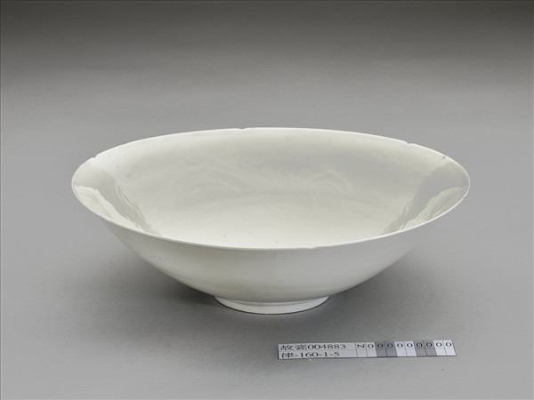 白釉錐拱龍紋葵口碗