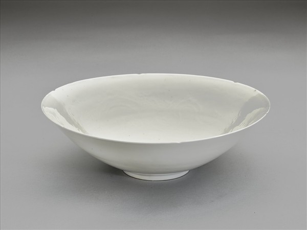 白釉錐拱龍紋葵口碗