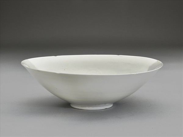 白釉錐拱龍紋葵口碗