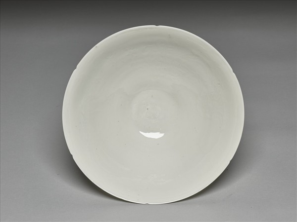 白釉錐拱龍紋葵口碗