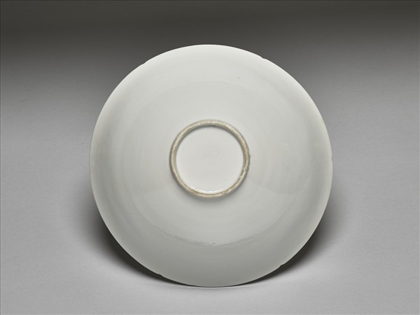 白釉錐拱龍紋葵口碗