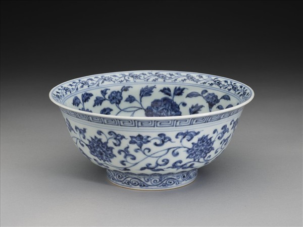 青花纏枝花卉紋碗