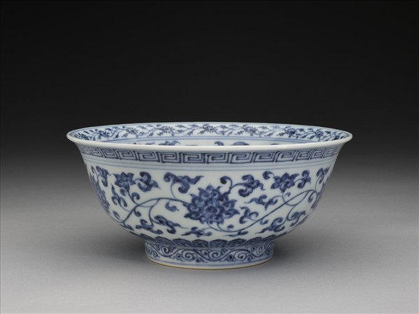 青花纏枝花卉紋碗