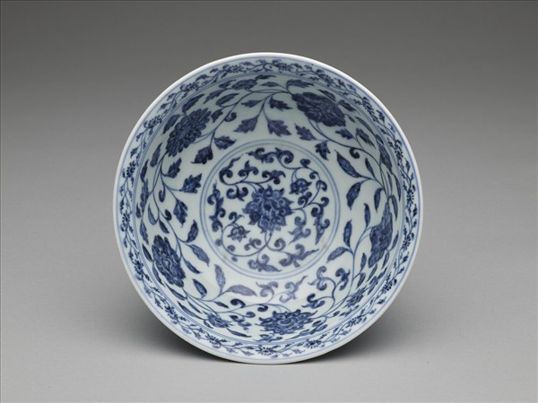 青花纏枝花卉紋碗