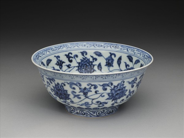 青花纏枝花卉紋碗