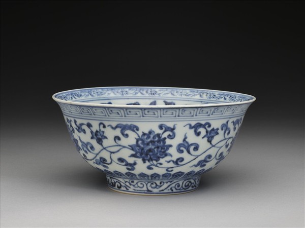 青花纏枝花卉紋碗