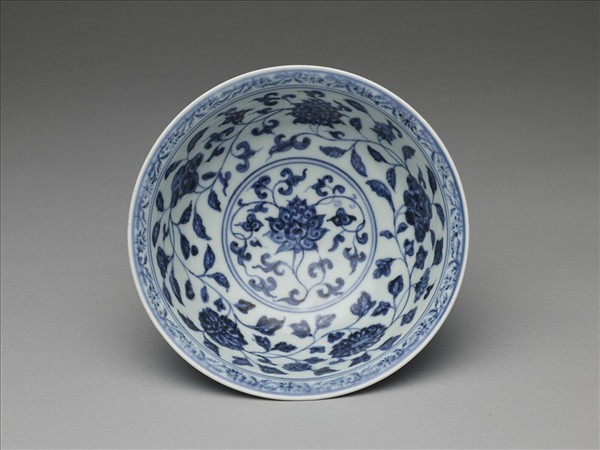 青花纏枝花卉紋碗