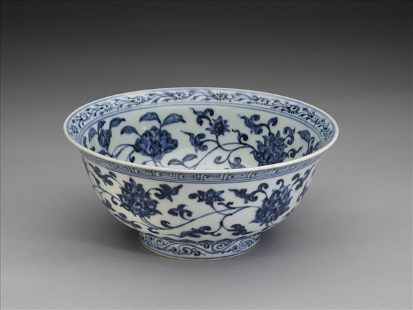 青花纏枝花卉紋碗