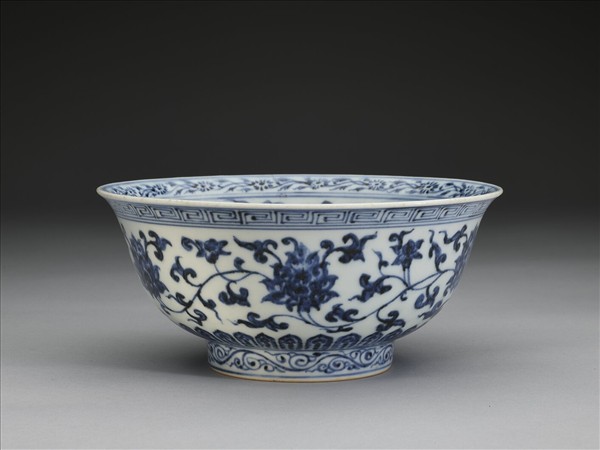 青花纏枝花卉紋碗