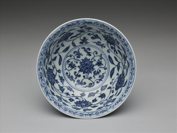 青花纏枝花卉紋碗