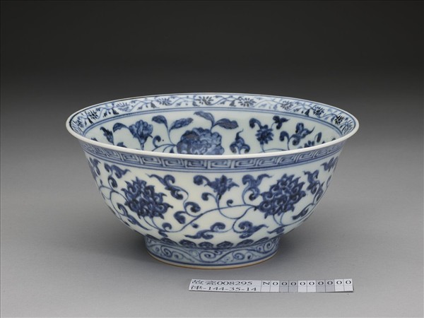 青花纏枝花卉紋碗
