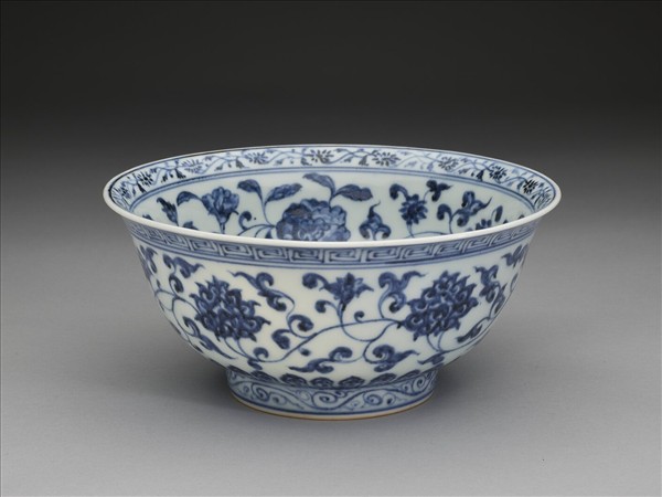青花纏枝花卉紋碗
