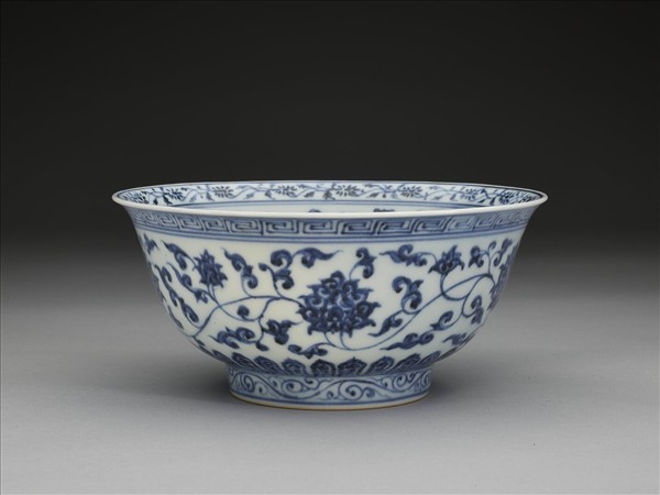 青花纏枝花卉紋碗