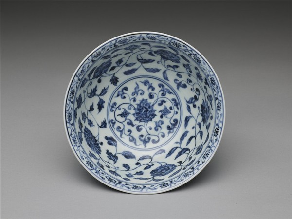 青花纏枝花卉紋碗
