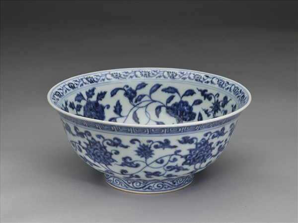 青花纏枝花卉紋碗