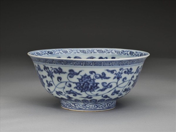 青花纏枝花卉紋碗