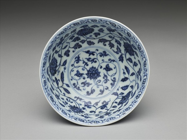 青花纏枝花卉紋碗
