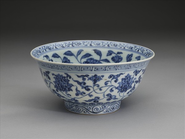 青花纏枝花卉紋碗