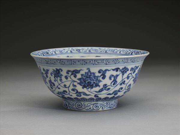 青花纏枝花卉紋碗