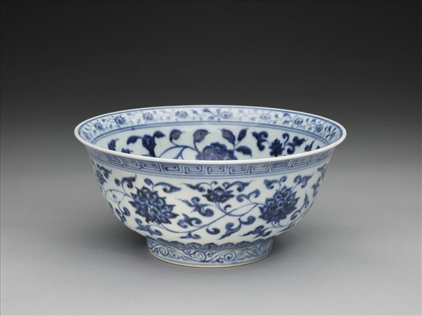 青花纏枝花卉紋碗