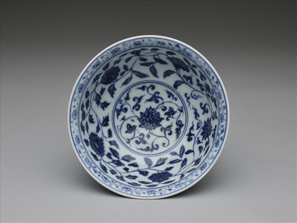 青花纏枝花卉紋碗