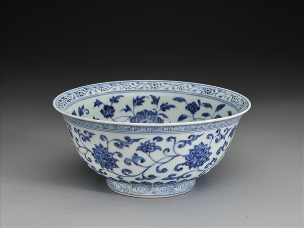 青花纏枝花卉紋碗