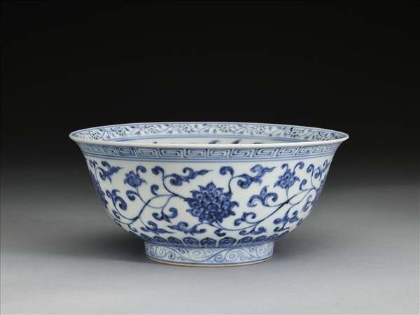 青花纏枝花卉紋碗