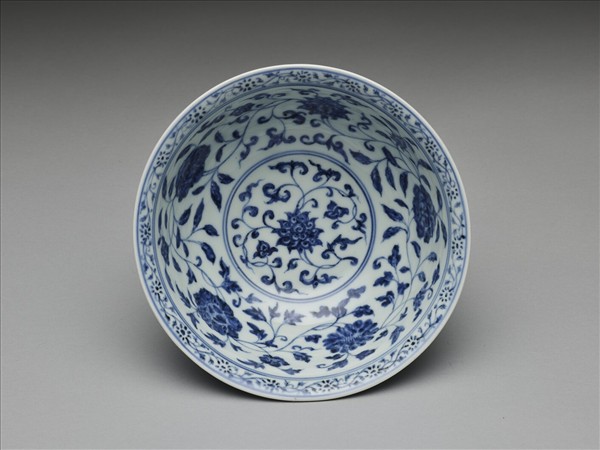 青花纏枝花卉紋碗