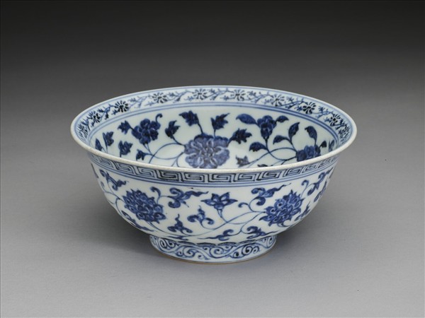 青花纏枝花卉紋碗