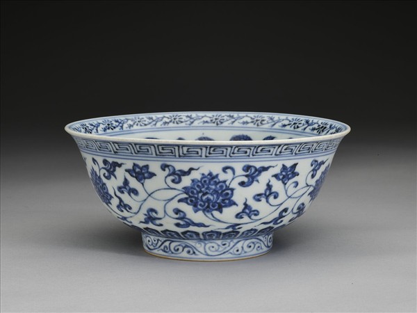 青花纏枝花卉紋碗