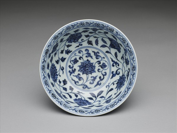 青花纏枝花卉紋碗