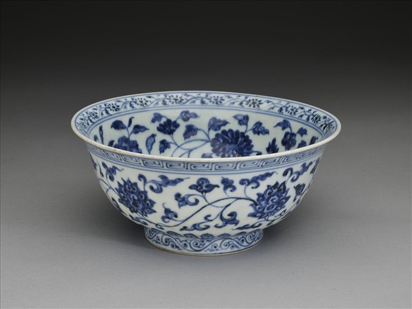 青花纏枝花卉紋碗