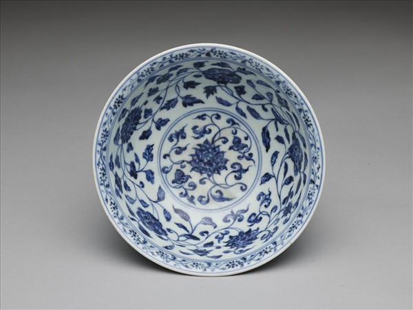 青花纏枝花卉紋碗