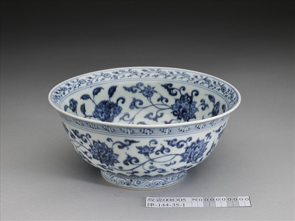 青花纏枝花卉紋碗
