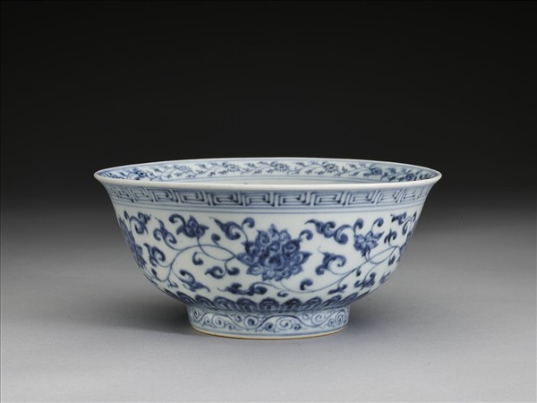 青花纏枝花卉紋碗