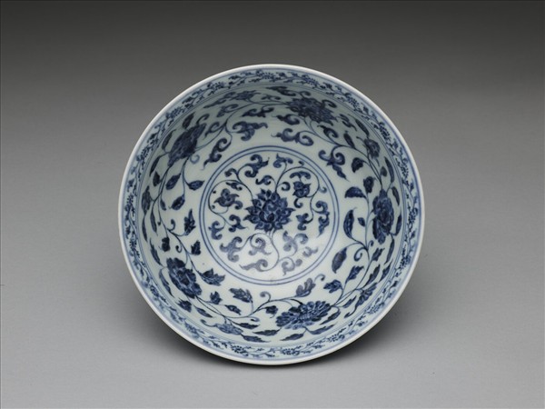 青花纏枝花卉紋碗