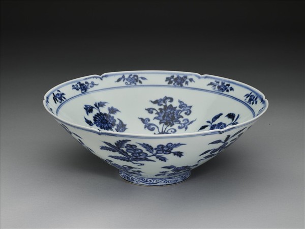 青花花果紋葵口碗