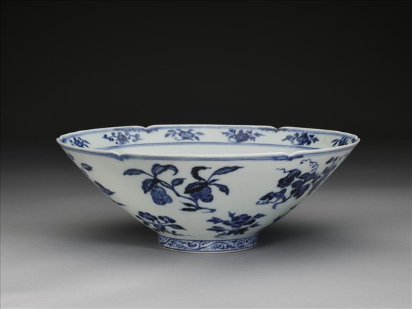 青花花果紋葵口碗
