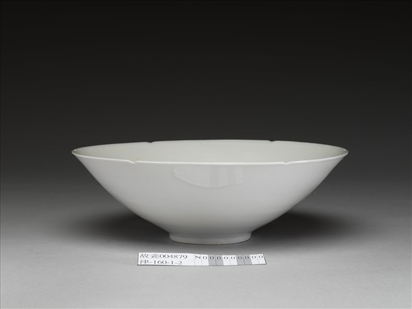 白釉錐拱番蓮八寶紋葵口碗