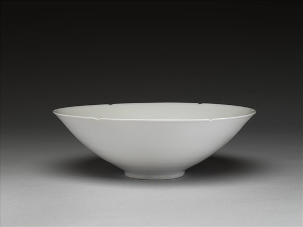 白釉錐拱番蓮八寶紋葵口碗