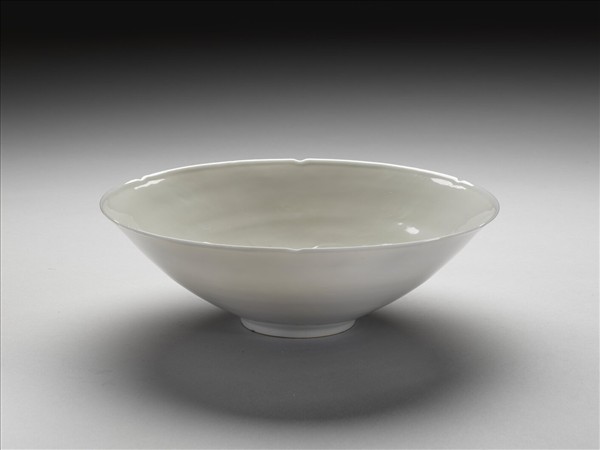 白釉錐拱番蓮八寶紋葵口碗