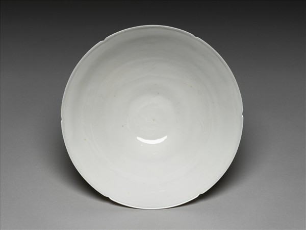 白釉錐拱番蓮八寶紋葵口碗