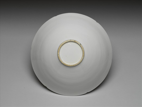 白釉錐拱番蓮八寶紋葵口碗