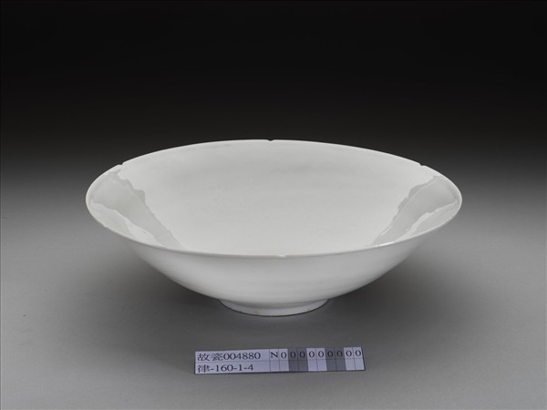 白釉錐拱龍紋葵口碗